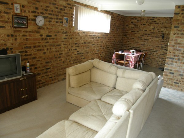 ELEVATED/CENTRAL TOWNHOUSE Picture 3