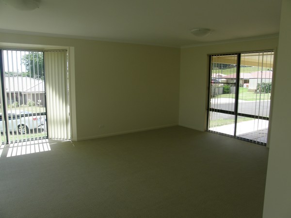 MODERN LOW SET HOME Picture