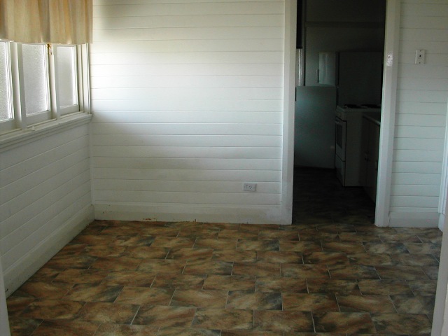 LOCATED CLOSE TO TOWN Picture 2