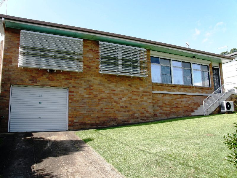 FAMILY HOME WITH POOL Picture 1