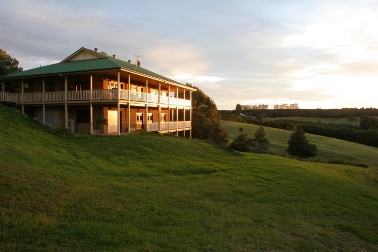 DESIGNER STYLE WITH CASUAL TIMELESSNESS Picture 2