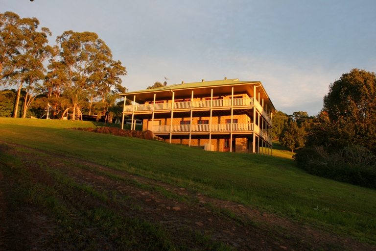 DESIGNER STYLE WITH CASUAL TIMELESSNESS Picture 3