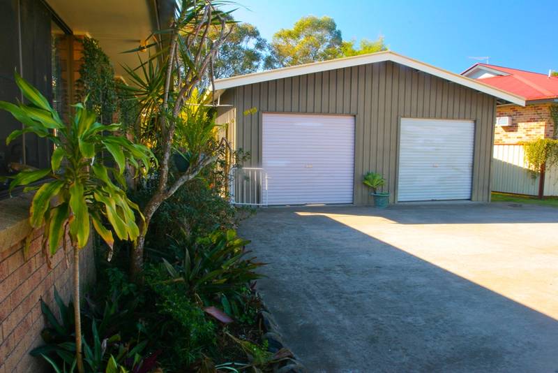 RARE RIVERFRONT HOME Picture 3