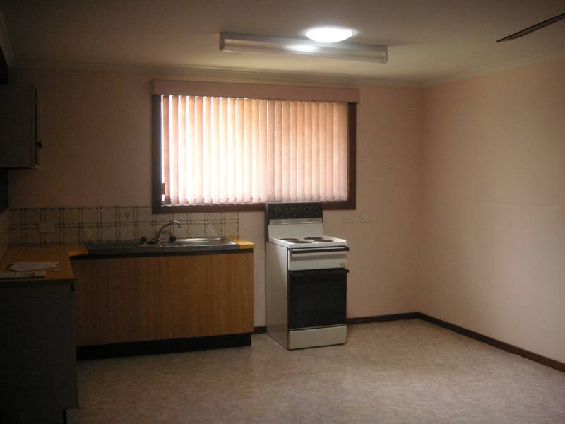 DUPLEX IN HANDY LOCATION Picture 2