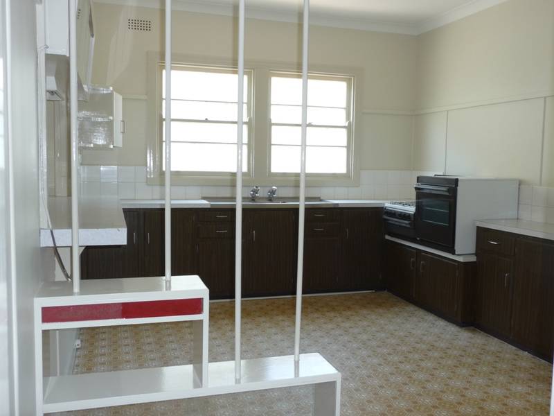 CONVENIENT CENTRAL LOCATION Picture 3