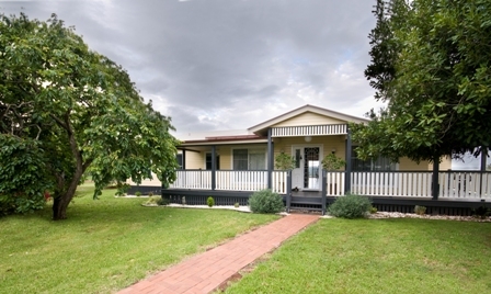 ESCAPE TO THE COUNTRY Picture 1