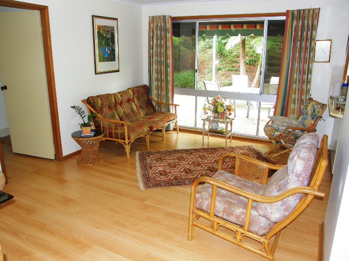 JUST ON THE OUTSKIRTS OF GOONELLABAH Picture 3