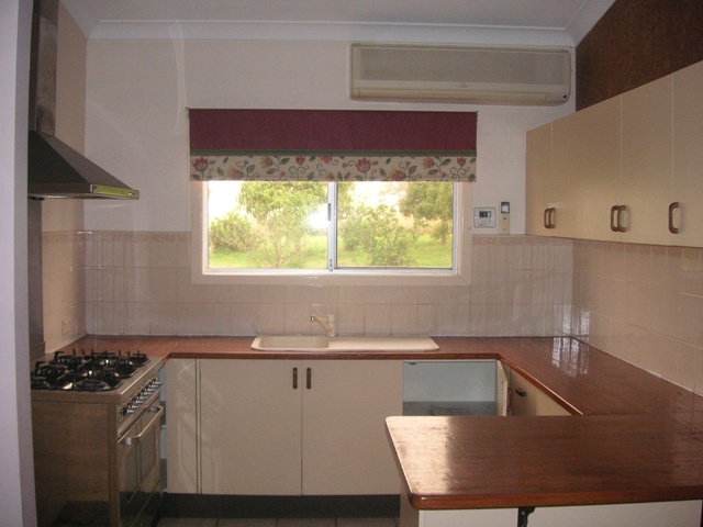 LARGE MCKEES HILL HOME Picture 3