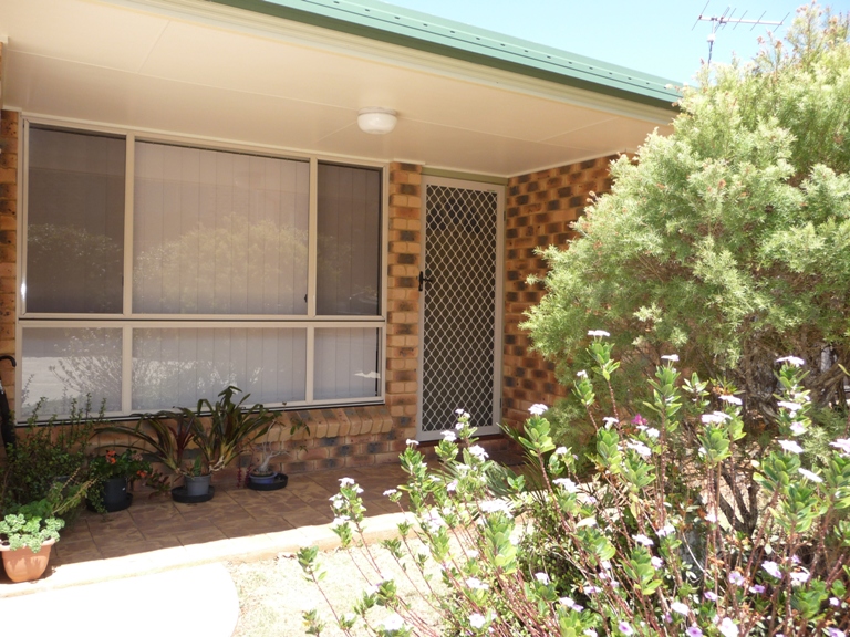 INVESTORS THIS ONE IS WORTH A LOOK!! Picture 2