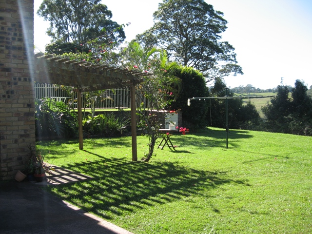 LARGE GOONELLABAH HOME AT END OF STREET Picture 2