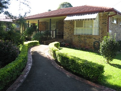 LARGE GOONELLABAH HOME AT END OF STREET Picture