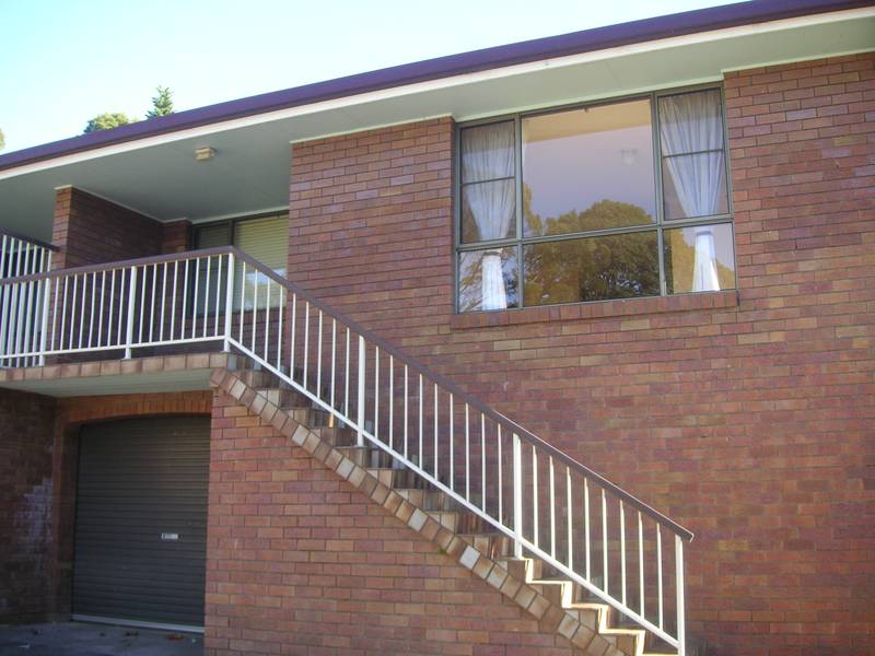 3 BEDROOM BRICK & TILE UNIT Picture 1