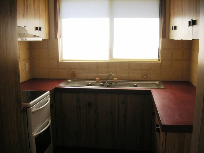 3 BEDROOM BRICK & TILE UNIT Picture 3