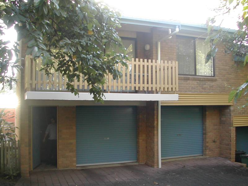 TOWNHOUSE CLOSE TO TOWN Picture 1