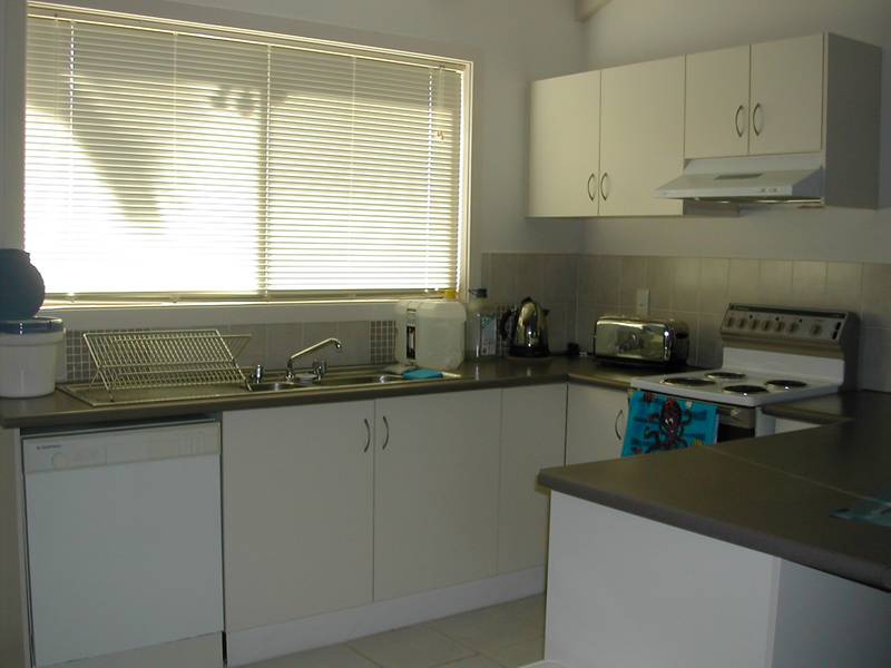 TOWNHOUSE CLOSE TO TOWN Picture 2