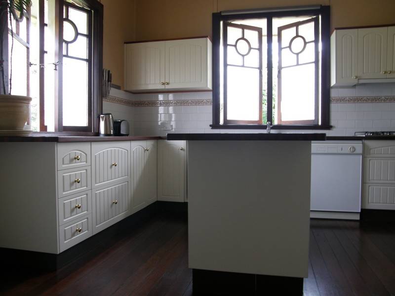 CONVENIENT CENTRAL LOCATION Picture 2