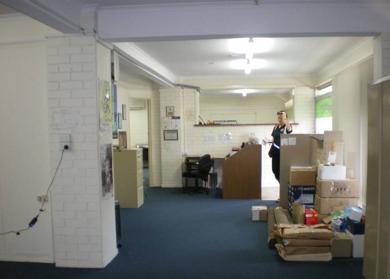 Its all happining in this office ! Picture 3