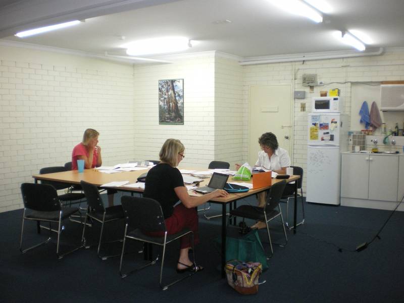 Its all happining in this office ! Picture 2