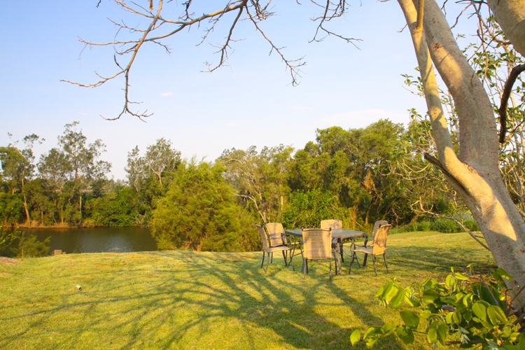 COUNRTY LIFE BY THE RIVER Picture 3