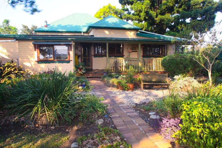 COUNRTY LIFE BY THE RIVER Picture 2