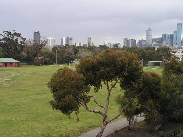 MAGIFICIENTLY APPOINTED FULLY FURNISHED EXECUTIVE APARTMENT! Picture 1