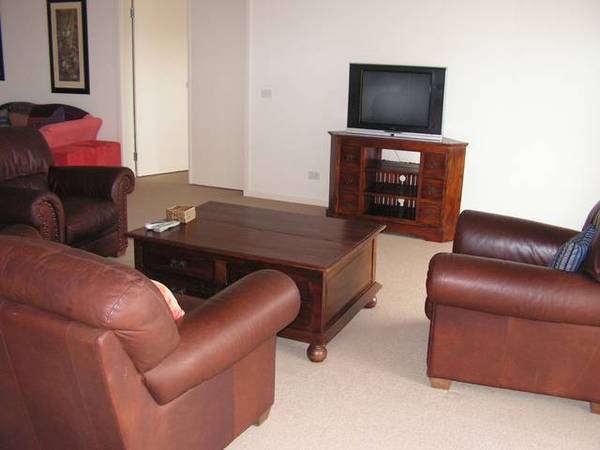 MAGIFICIENTLY APPOINTED FULLY FURNISHED EXECUTIVE APARTMENT! Picture 2
