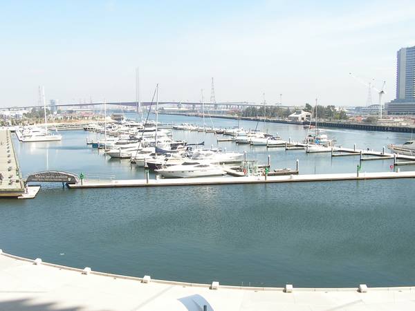 Yarra's Edge - 2 Bedroom Fully Furnished Picture 1