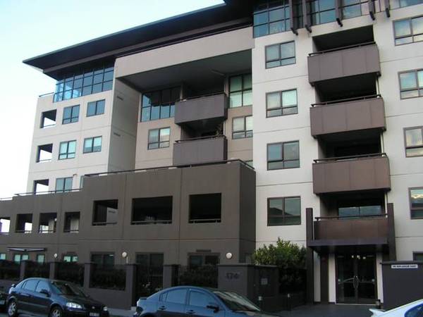 COMPACT ONE BED + STUDY APARTMENT 2 BLOCKS FROM BEACH Picture 1