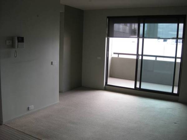COMPACT ONE BED + STUDY APARTMENT 2 BLOCKS FROM BEACH Picture 2