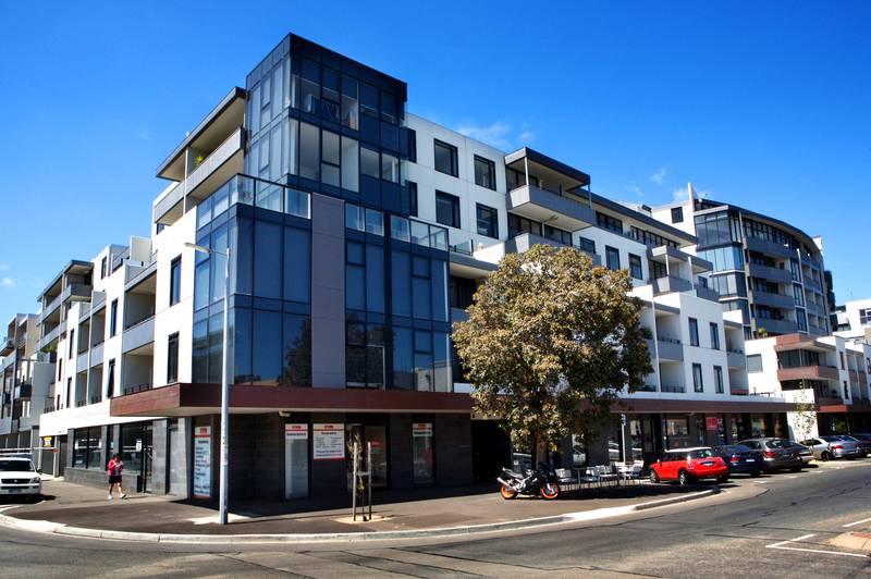 Luxury Lifestyle with Bay Views! Picture 1