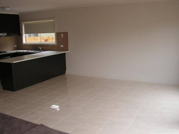 NEAR NEW 3 BEDROOM, 2 BATHROOM HOUSE WITH AIR CONDITIONING Picture