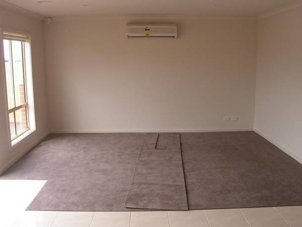 NEAR NEW 3 BEDROOM, 2 BATHROOM HOUSE WITH AIR CONDITIONING Picture