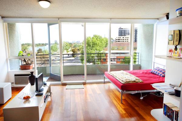 Sweeping Albert Park Views! Picture 2