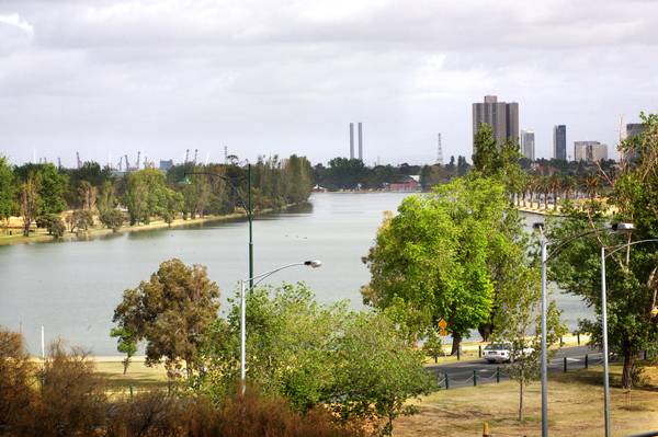 Sweeping Albert Park Views! Picture 1