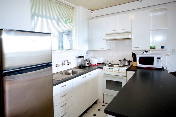 Sweeping Albert Park Views! Picture 3