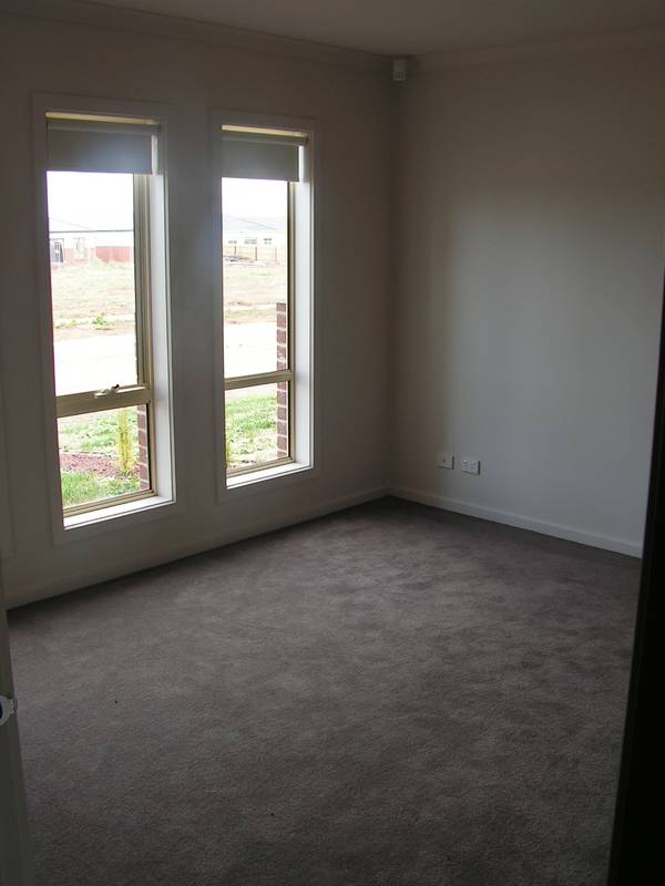 NEAR NEW 3 BEDROOM, 2 BATHROOM HOUSE Picture