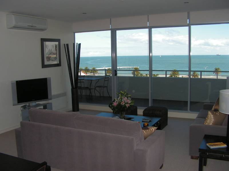Fully Furnished 3 Bedroom - Bayview Apartments Picture 2