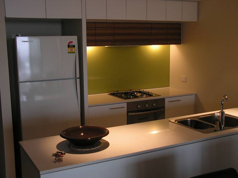 Victoria Point - Fully Furnished 1 bedroom + study Picture 3