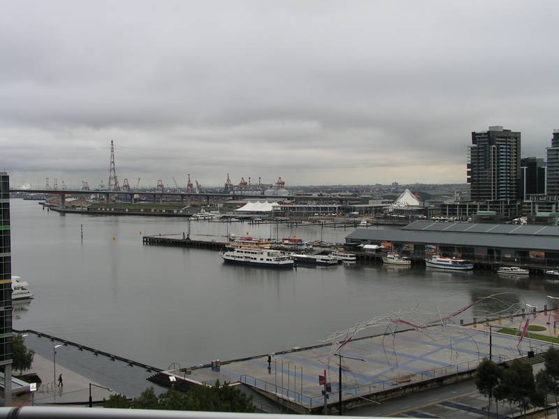 Victoria Point - Fully Furnished 1 bedroom + study Picture 2