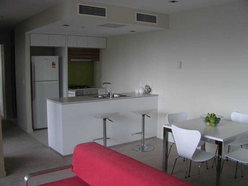 Cheapest 2 bedroom Fully Furnished in Docklands Picture 3