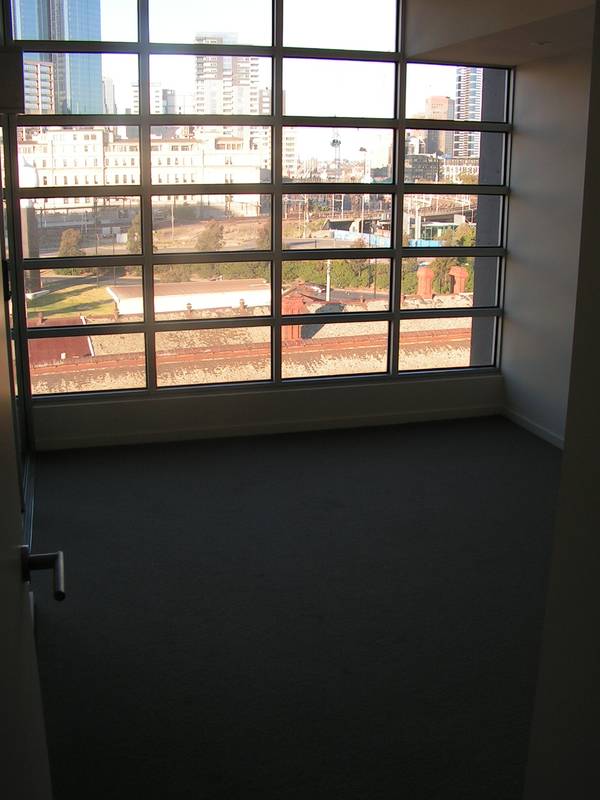 VILLAGE DOCKLANDS Picture 3