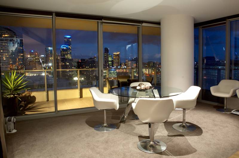 Captivating Water and City Views Picture 3