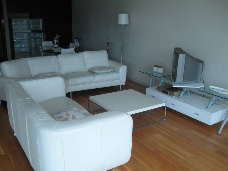 EXECPTIONALLY LARGE FULLY FURNISHED APARTMENT! Picture 3