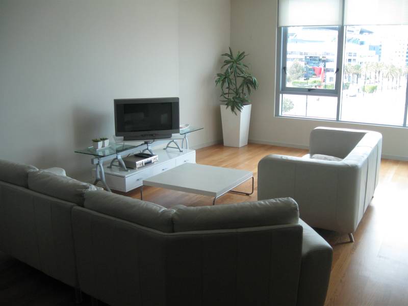 EXECPTIONALLY LARGE FULLY FURNISHED APARTMENT! Picture 2
