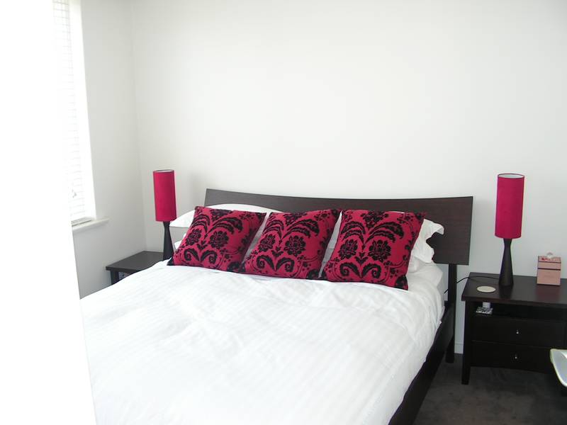 Recently Renovated Compact 1 Bedroom Picture 3