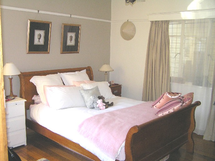 Art Deco 2 Bedroom Apartment Picture 3