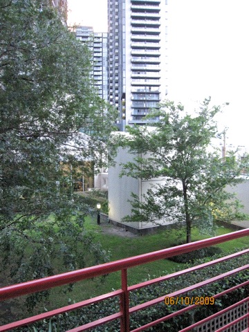 Absolutely fabulous funky 3 bedroom apartment Picture 1