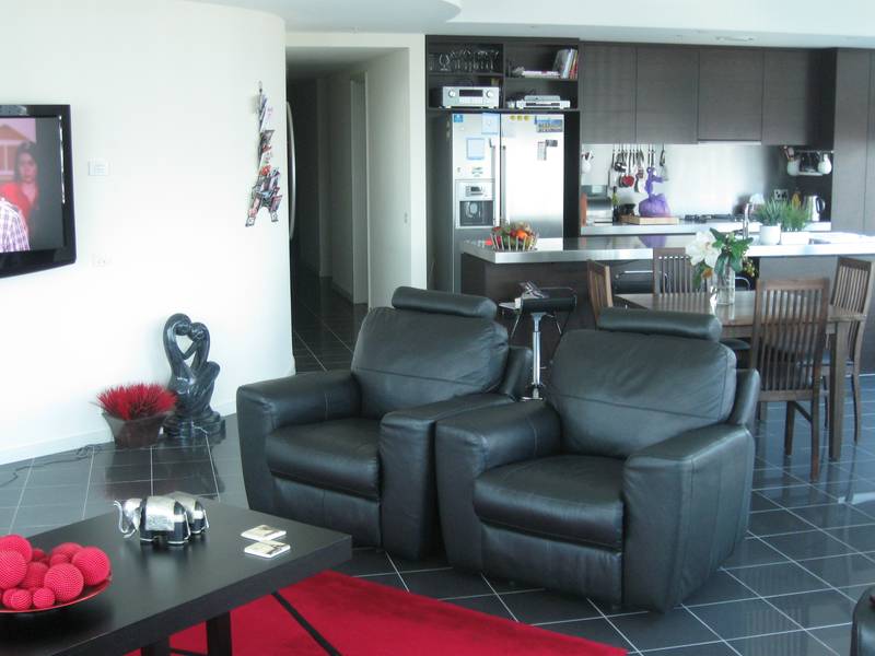 Absolutely fabulous cosmopolitan 2 bedroom + study in boutique development Picture 3