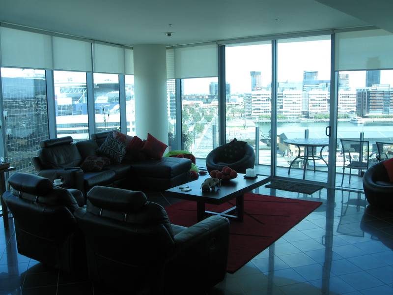 Absolutely fabulous cosmopolitan 2 bedroom + study in boutique development Picture 1