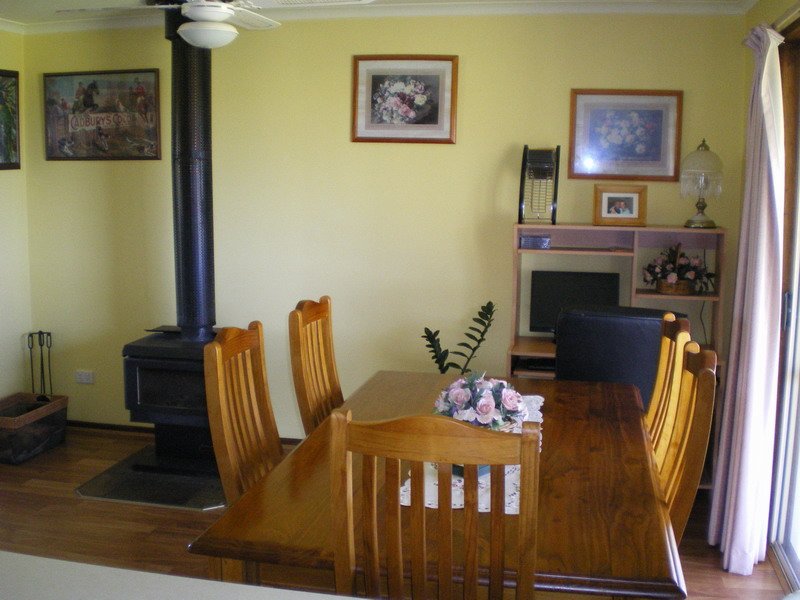 Ninety Mile Beach Home on 1 Acre Picture 3